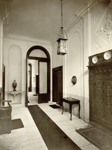 68823 Interieur van het huis Plompetorengracht 5 te Utrecht: de hal. Links de deur naar de salon; rechts van het midden ...